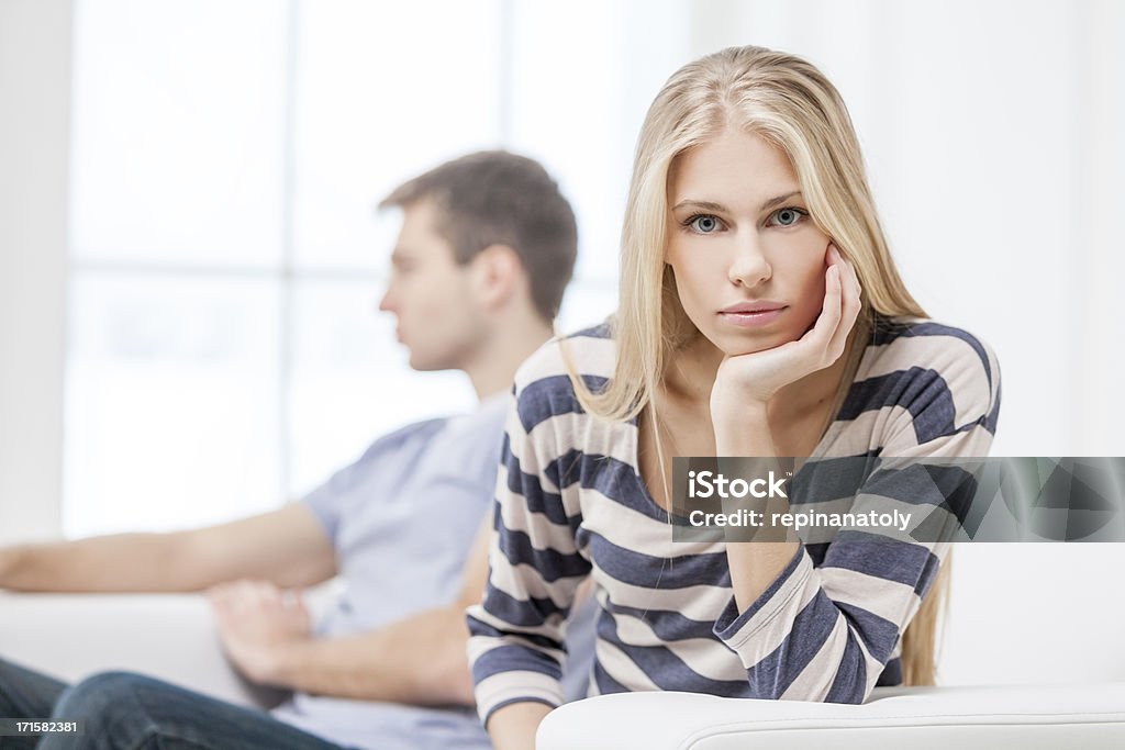 Verärgert Junge Frau sitzt mit ihrem Mann im Hintergrund - Lizenzfrei 20-24 Jahre Stock-Foto
