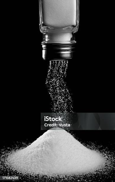 Versare Salt - Fotografie stock e altre immagini di Sale - Condimento - Sale - Condimento, Saliera, Cospargere - Attività