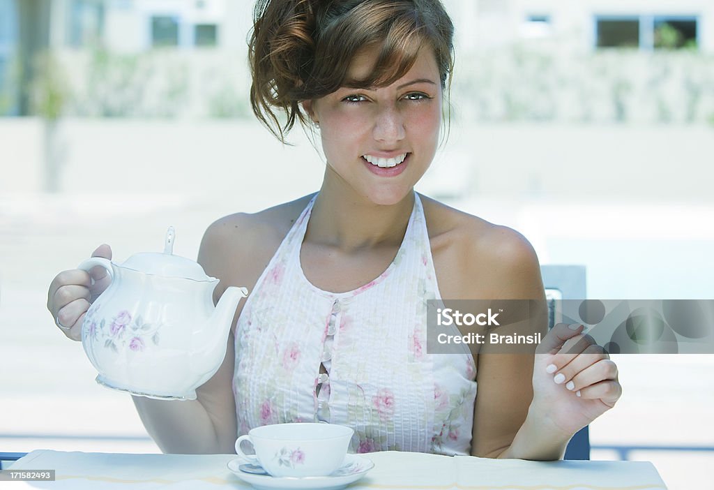 Mujer joven con desayuno - Foto de stock de 20-24 años libre de derechos