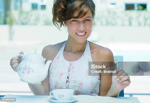 Mujer Joven Con Desayuno Foto de stock y más banco de imágenes de 20-24 años - 20-24 años, Adulto, Adulto joven