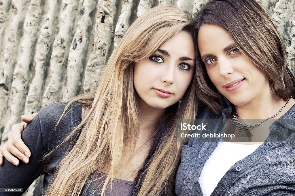 Madre & Teen hija mirando a la cámara juntos - Foto de stock de 40-49 años libre de derechos