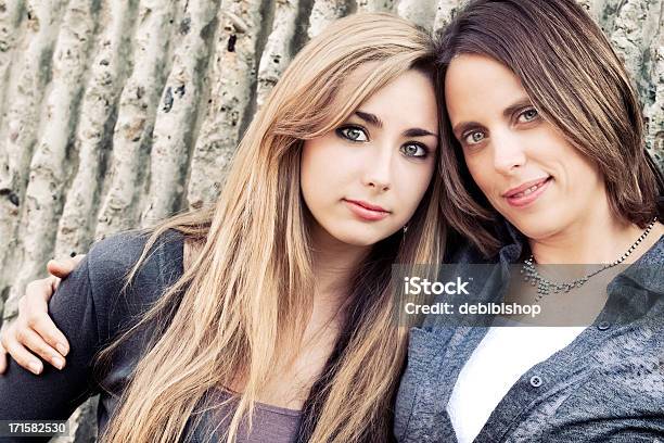 Madre Teen Hija Mirando A La Cámara Juntos Foto de stock y más banco de imágenes de 40-49 años - 40-49 años, Adolescente, Adulto