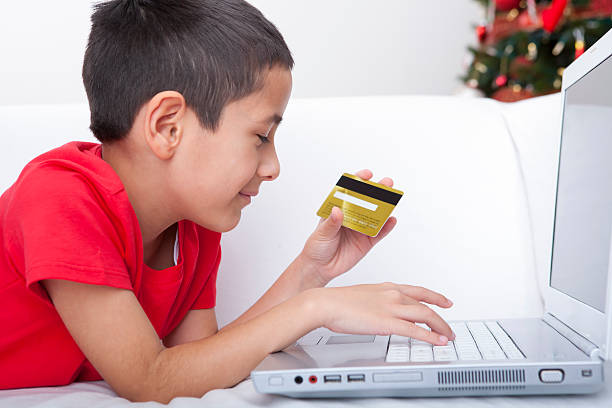 クリスマスのオンラインショッピングハッピーな少年 - paying children only retail childhood ストックフォトと画像