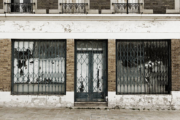 abandonada e destruídas shop - bars on windows - fotografias e filmes do acervo