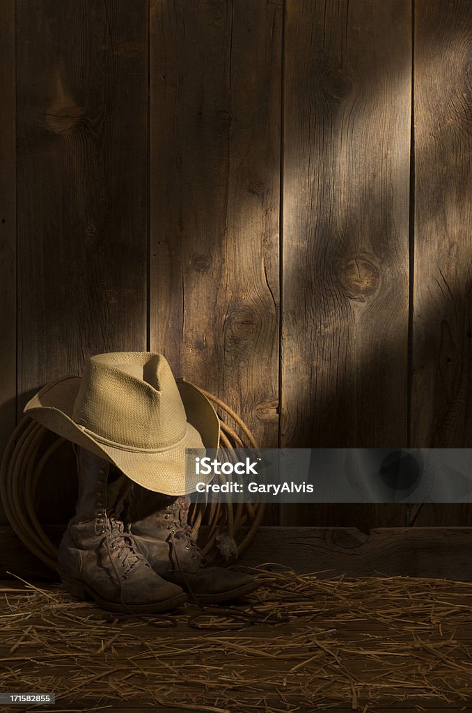 Curado packer de fundas, gorro & cuerda en barn PISO-Rayo de sol sobre barnwood pared - Foto de stock de Pared libre de derechos