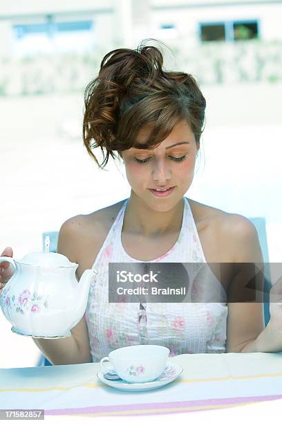Foto de Jovem Mulher Tomando Café Da Manhã e mais fotos de stock de 20-24 Anos - 20-24 Anos, Adulto, Alegria