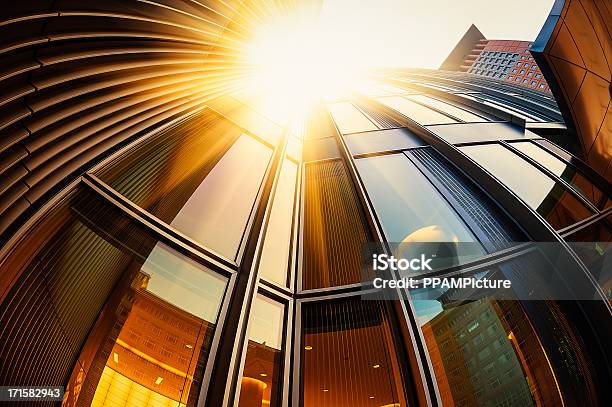 Biuro Skysraper W Słońcu - zdjęcia stockowe i więcej obrazów Architektura - Architektura, Biurowiec, Biznes