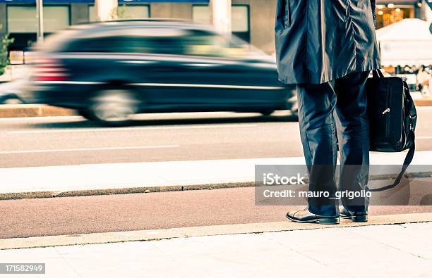 Empresario Esperando Un Taxi Foto de stock y más banco de imágenes de 30-39 años - 30-39 años, 40-49 años, Actividad