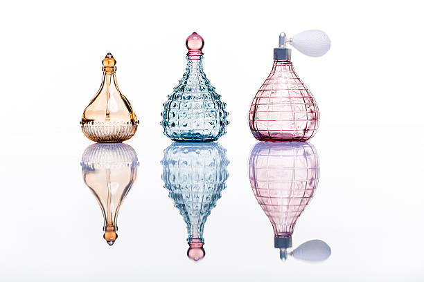 frascos de perfume foto de estúdio no branco com reflexão - borrifador de perfume - fotografias e filmes do acervo
