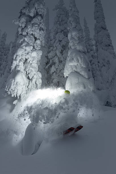 skifahren im pulverschnee - skiing powder snow flash snow stock-fotos und bilder