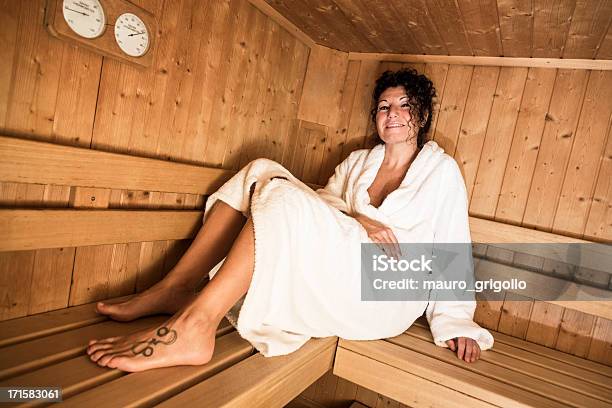 Donna Rilassante Nella Sauna - Fotografie stock e altre immagini di Sauna - Sauna, Gente comune, Istantanea