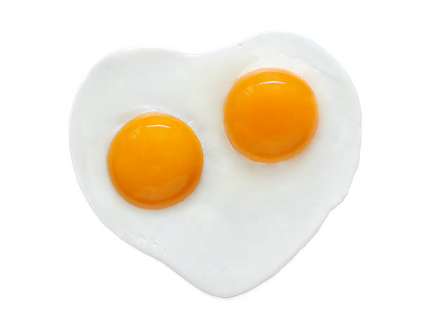 en forma de corazón huevo - eggs fried egg egg yolk isolated fotografías e imágenes de stock