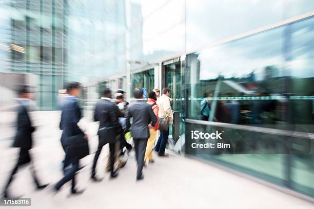 Turva As Pessoas De Negócios Introduzir Edifício De Escritórios Através De Portas De Vidro - Fotografias de stock e mais imagens de Entrar