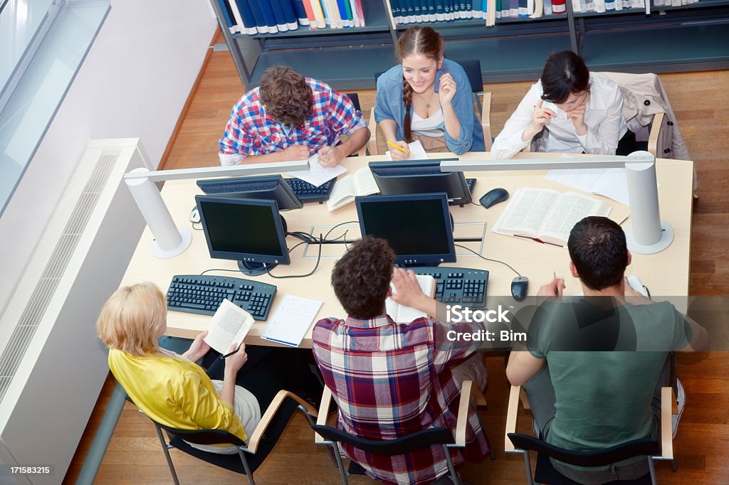 Studenti che lavorano in biblioteca tabella, Veduta dall'alto - Foto stock royalty-free di Veduta dall'alto