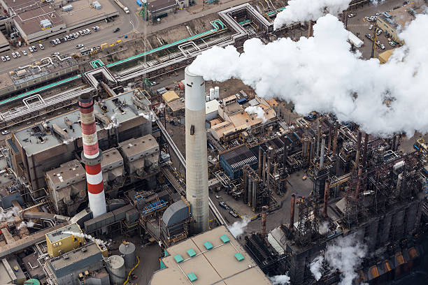 refinería de petróleo, foto aérea - fort mcmurray fotografías e imágenes de stock