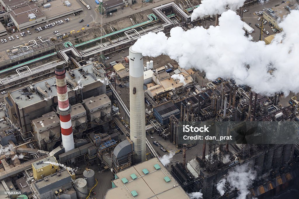 A refinaria de petróleo, foto aérea - Foto de stock de Fort McMurray royalty-free