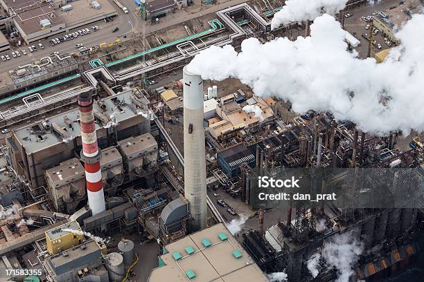 Foto de A Refinaria De Petróleo Foto Aérea e mais fotos de stock de Fort McMurray - Fort McMurray, Frete, Refinaria