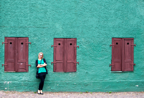 Woman in front of a green wall