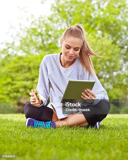 Almuerzo En Un Parque Foto de stock y más banco de imágenes de 20-24 años - 20-24 años, Adulto, Adulto joven