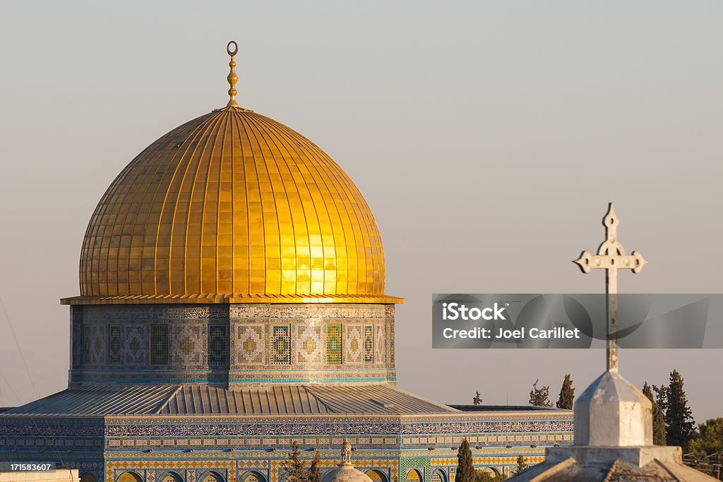 Исламская crescent и Христианский крест в Иерусалим Старый Город - Стоковые фото Иерусалим роялти-фри