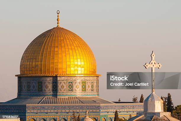 Исламская Crescent И Христианский Крест В Иерусалим Старый Город — стоковые фотографии и другие картинки Иерусалим