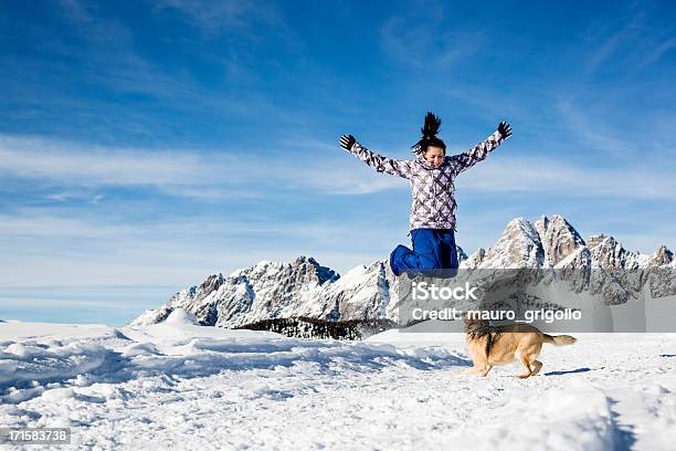 Donna Giocando Sulla Neve Paesaggio Con Il Suo Cane - Fotografie stock e altre immagini di Abbigliamento per animali domestici