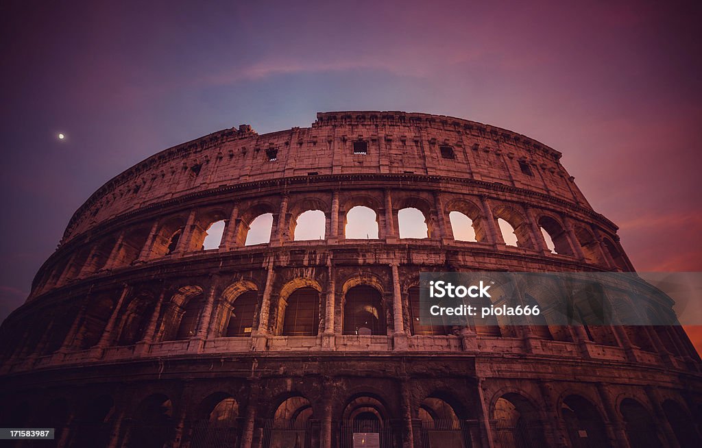 Le Colisée de Rome, en purple coucher du soleil - Photo de Amphithéâtre libre de droits