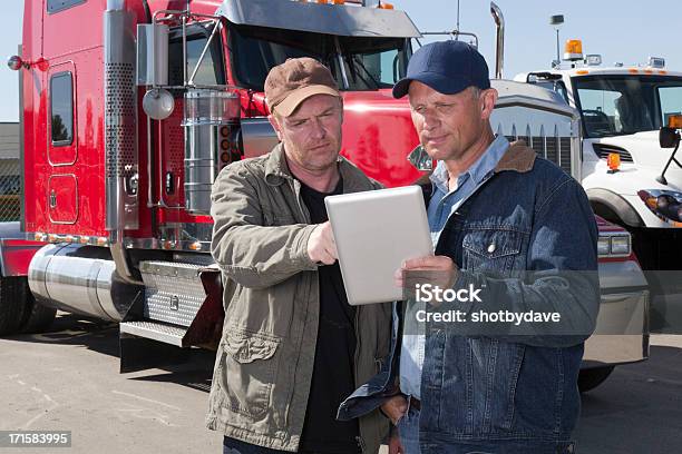 배달차 드라이버 및 태블릿 Pc 트럭 기사에 대한 스톡 사진 및 기타 이미지 - 트럭 기사, 세미 트럭, 태블릿
