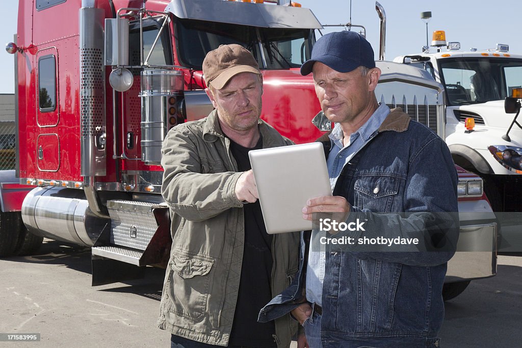 Kierowcy ciężarówek i Tablet PC - Zbiór zdjęć royalty-free (Kierowca ciężarówki)