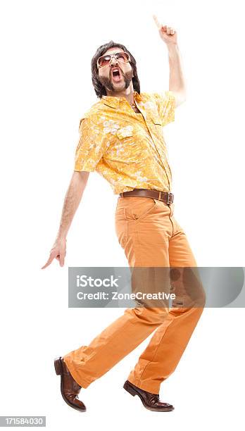 Settanta Stile Vintage Camicia Hawaiana Uomo Ballare In Discoteca Isolato Su Bianco - Fotografie stock e altre immagini di Vecchio stile