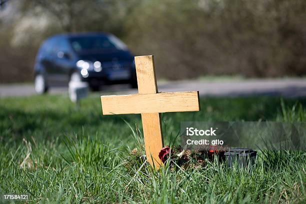 Hölzerne Straßenrand Memorial Stockfoto und mehr Bilder von Straßenverkehr - Straßenverkehr, Denkmal, Straßenrand