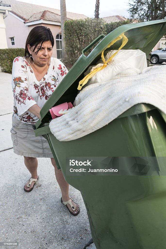 Hispanic ama de casa puede inducir la poner verde - Foto de stock de Cubo de la basura libre de derechos