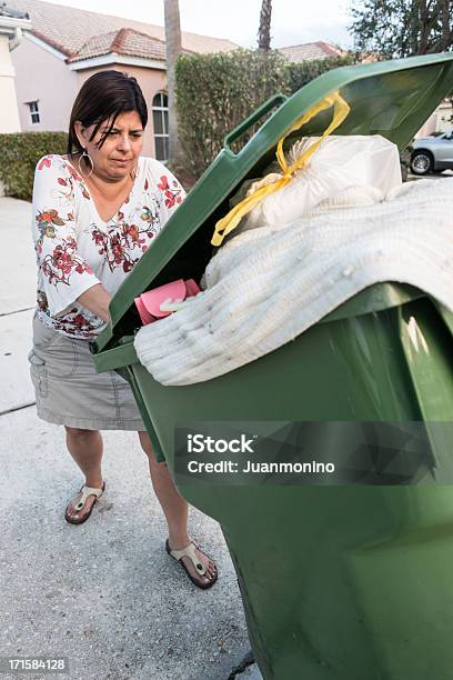 Hispanic Ama De Casa Puede Inducir La Poner Verde Foto de stock y más banco de imágenes de Cubo de la basura - Cubo de la basura, Empujar, Mujeres