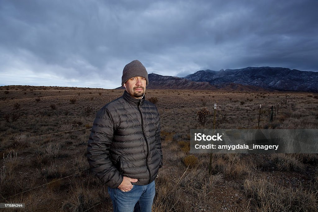 portrait d'un homme et le paysage désert de la montagne - Photo de Nuit libre de droits