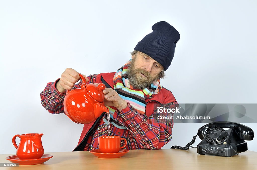 Hombre con tapa y bufanda de verter el té - Foto de stock de Bufanda libre de derechos