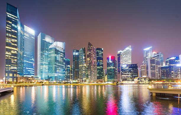 vista panorámica de rascacielos en la noche - merlion singapore marina bay lighting equipment fotografías e imágenes de stock