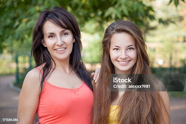 Retrato De Sorrir Mãe E Filha Posando No Parque - Fotografias de stock e mais imagens de Adolescente - Adolescente, Adulto, Adulto de idade mediana