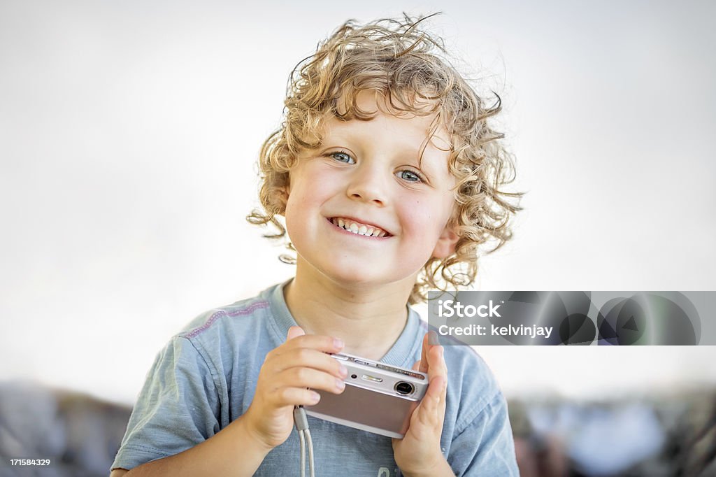 Little boy lachen und spielen mit einer Kamera. - Lizenzfrei Blick in die Kamera Stock-Foto