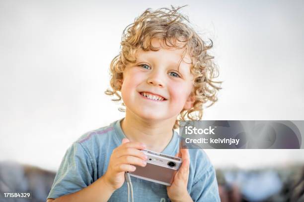 Rapaz Rir E Brincar Com Uma Câmara - Fotografias de stock e mais imagens de Ao Ar Livre - Ao Ar Livre, Brincar, Cabelo Encaracolado