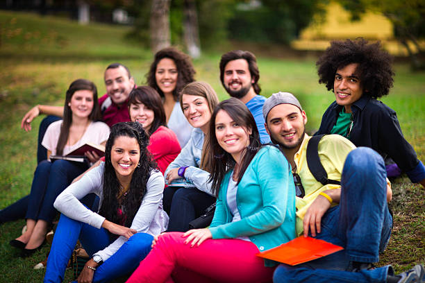 multi-ethnischen gruppe von jungen studenten gemeinsam an university campus - learning teenager multi ethnic group variation stock-fotos und bilder