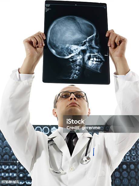 Doctor Mirando Rayos X Foto de stock y más banco de imágenes de Doctor - Doctor, Agarrar, Alzar los brazos