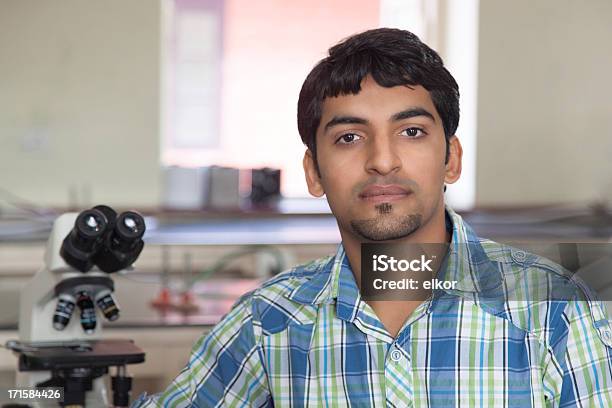Indian Estudiante Con Microscopio En Un Laboratorio Foto de stock y más banco de imágenes de Cultura hindú