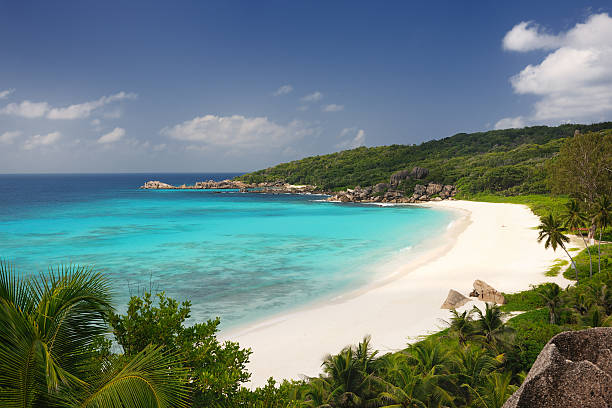 人里離れた熱帯の湾 - seychelles sea lagoon tropical climate ストックフォトと画像