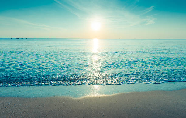 silhueta bonita ao pôr do sol no mar tropical - horizon over water sand beach sea imagens e fotografias de stock