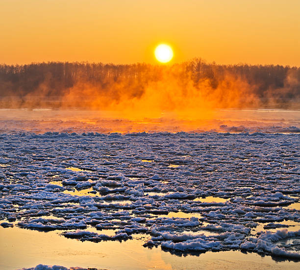 matin d'hiver sur la rivière - ausenaufnahme frost ice ice floe photos et images de collection