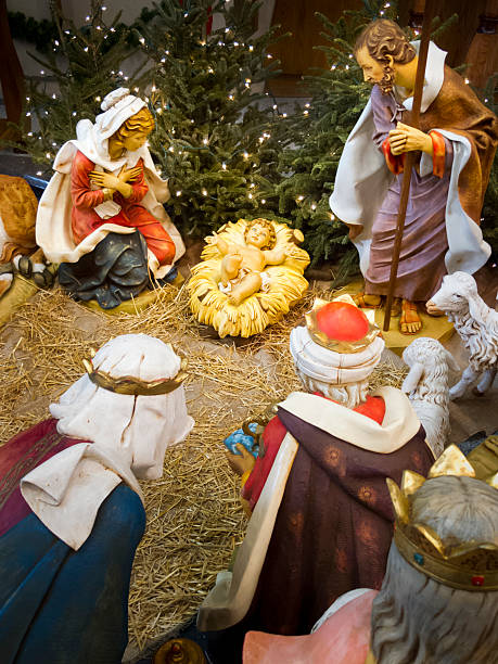 vacanze di natale natività con attenzione al bambino gesù - nativity scene jesus christ three wise men christmas foto e immagini stock