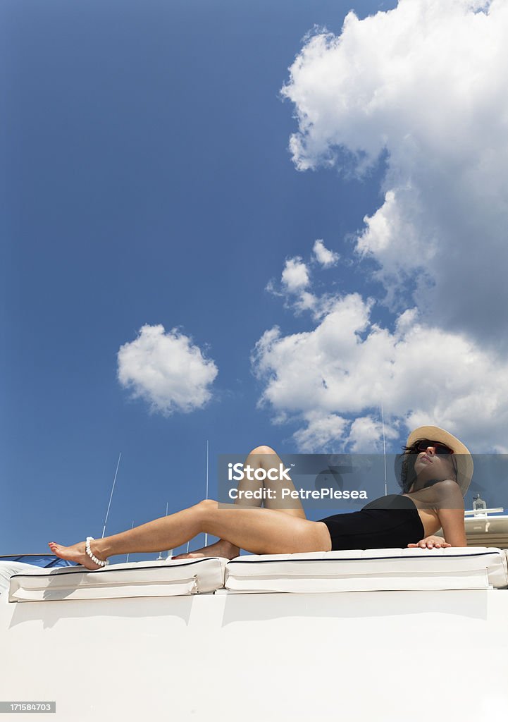 Empresaria tomar el sol y descansar en un yate de lujo. - Foto de stock de Biquini libre de derechos