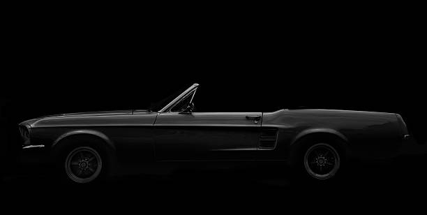 estadounidense clásica, de 1960 ford mustang convertible, blanco y negro - coche deportivo fotos fotografías e imágenes de stock