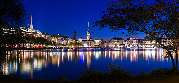 hermoso lago alster en la noche - stadtcentrum fotografías e imágenes de stock