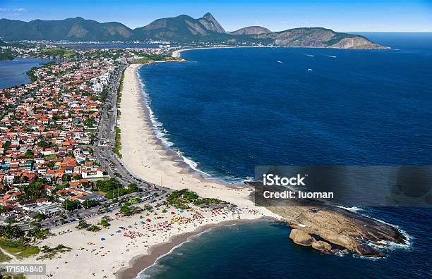 Photo libre de droit de Piratininga Plage Niteroi banque d'images et plus d'images libres de droit de Plage - Plage, Niteroi, Activité de loisirs